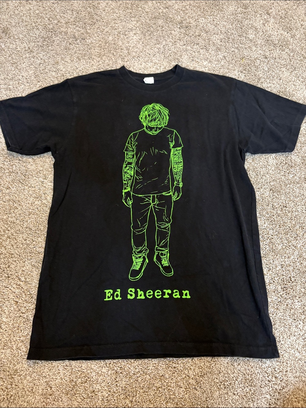 Ed Sheeran Concert TeeBlack Graphic Short-Sleeve T-Shirt with Green Illustration